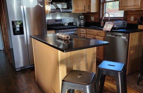 Athens House | Cozy log cabin in Lake Community.