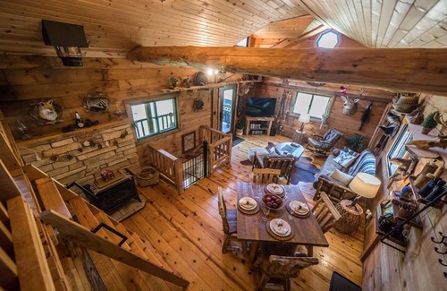 Ferryville Cabin | Cozy Log Cabin w/Hot Tub - King Bed - Private Acreage - Mississippi Getaway