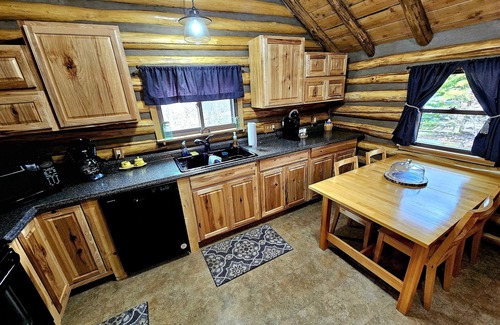 Markleysburg Cabin | Cozy log cabin with hot tub in Markleysburg!