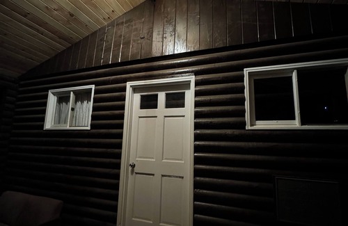 Cambridge Cabin | Cozy log cabin with AC and WiFi in quiet countryside and awesome night sky views