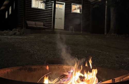 Cambridge Cabin | Cozy log cabin with AC and WiFi in quiet countryside and awesome night sky views