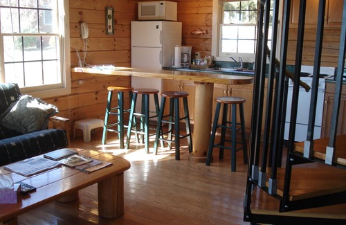 Lexington Cabin | Cozy Log Cabins close to VMI, W&L,VHC & downtown historic Lexington.Dog friendly