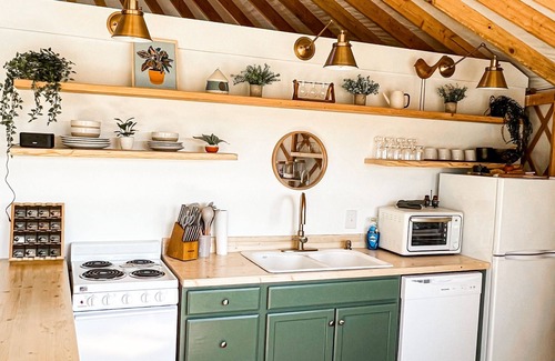 Bryant Pond House | Cozy Luxury Mountain View Yurt! HOT TUB, WiFI, A/C and Shower!