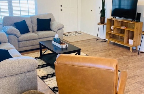 Lubbock House | Cozy Milwaukee Cottage, fire pit vibes, pet friendly