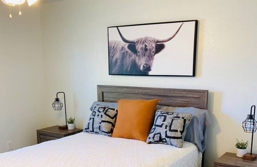 Lubbock House | Cozy Milwaukee Cottage, fire pit vibes, pet friendly