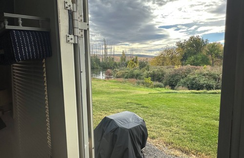 Benton City House | Cozy mobile home on the river in Benton City with WiFi and AC