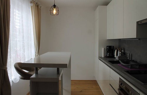 Donaustadt Apartment | Cozy, Modern 1-bdrm Apt w/Garage near VIC-UNO City
