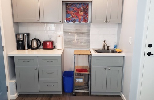 Linda Mar Apartment | Cozy, modern 1-bedroom guest suite with backyard ocean view!