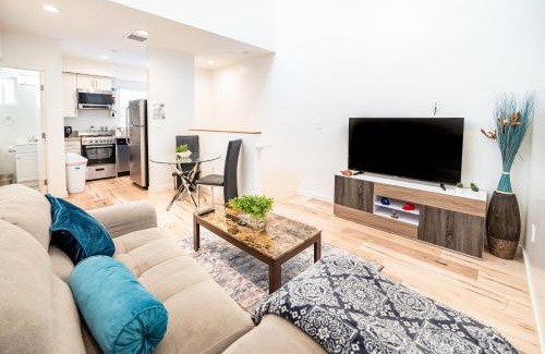 Wilshire Apartment | Cozy Modern 2-Bedroom 3 levels Loft central Location Close to Downtown LA
