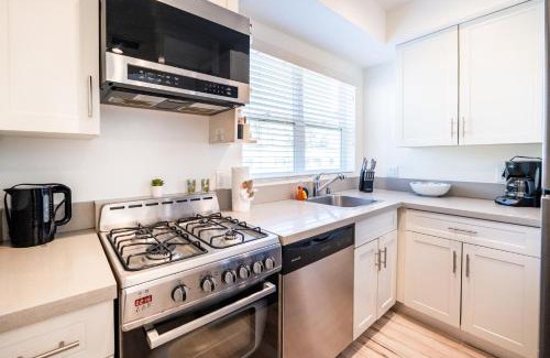 Wilshire Apartment | Cozy Modern 2-Bedroom 3 levels Loft central Location Close to Downtown LA