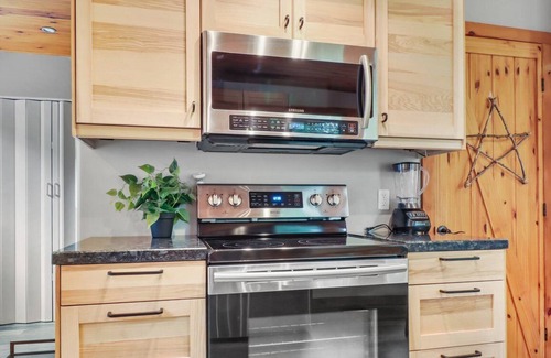 Brock Cabin | Cozy modern Cottage on the Talbot River in beautiful park like setting