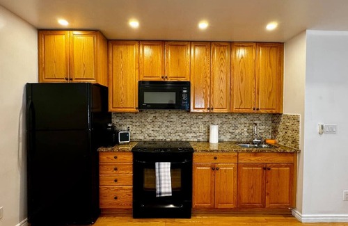 Brampton House | Cozy Modern Retreat Minutes from Pearson Airport – Perfect for Travelers!