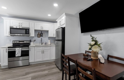 Pinellas Park Apartment | Cozy Modern Studio Getaway in Pinellas Park