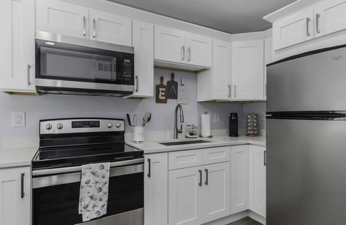 Pinellas Park Apartment | Cozy Modern Studio Getaway in Pinellas Park