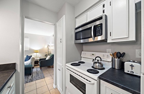 Neartown Apartment | Cozy Montrose Apt Nr Med Center, Downtown | WiFi