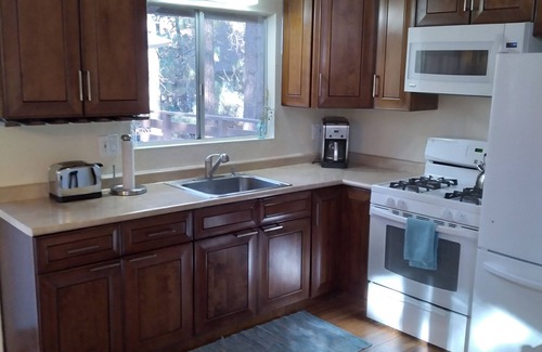 Big Bear House | Cozy Mountain Cabin - Close to All with Free Wifi