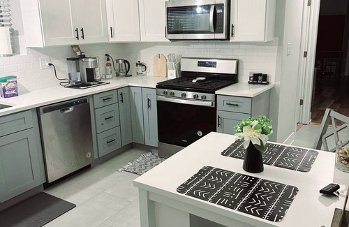 Greater Grand Crossing House | Cozy & Near Downtown, Hyde Park & the Metra