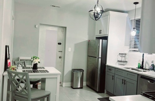 Greater Grand Crossing House | Cozy & Near Downtown, Hyde Park & the Metra
