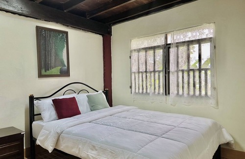 Wat Ket Bed & Breakfast | Cozy Nest CNX in the heart of Chiangmai. walking distance train and bus station.