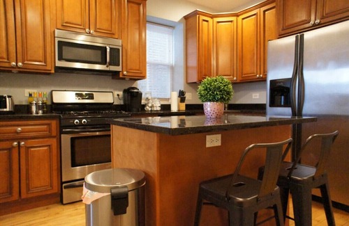 Ravenswood Apartment | Cozy Nest in Chicago's Vibrant Lincoln Square