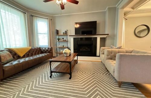 Ravenswood Apartment | Cozy Nest in Chicago's Vibrant Lincoln Square