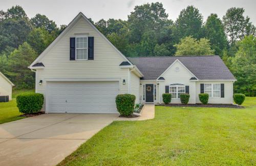 Mount Holly House | Cozy North Carolina Abode - Minutes from Downtown!