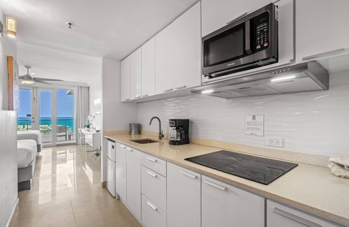 Puerta de Tierra Apartment | Cozy Oceanfront Getaway Balcony Sea View