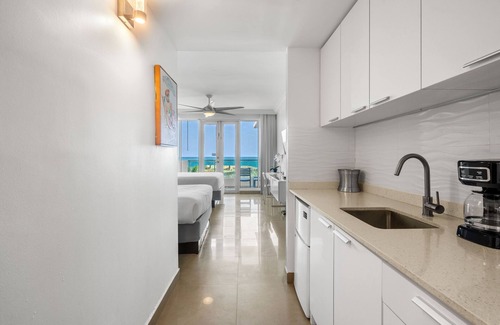 Puerta de Tierra Apartment | Cozy Oceanfront Getaway Balcony Sea View