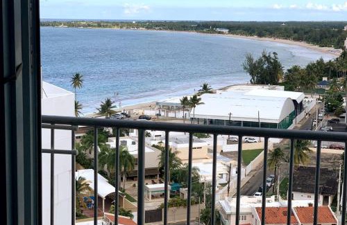 Isla Verde Apartment | Cozy Oceanview Studio w parking