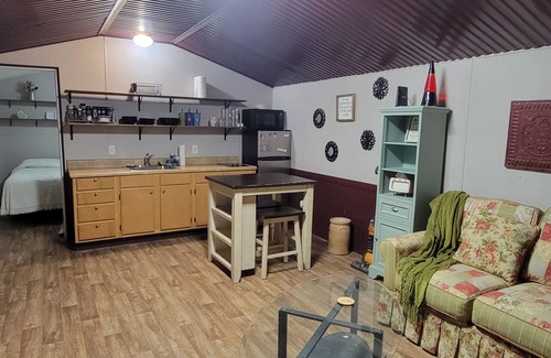 Van Zandt County Cabin | Cozy one bedroom one bath cabin with WiFi and AC/heat in quiet country setting.
