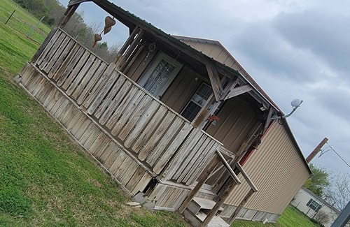 Van Zandt County Cabin | Cozy one bedroom one bath cabin with WiFi and AC/heat in quiet country setting.
