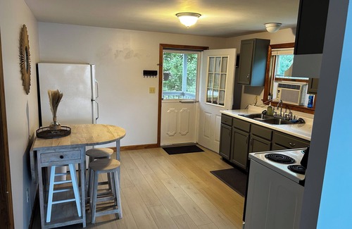 Clarendon Apartment | Cozy One-Bedroom Retreat with Mountain Views in charming Clarendon