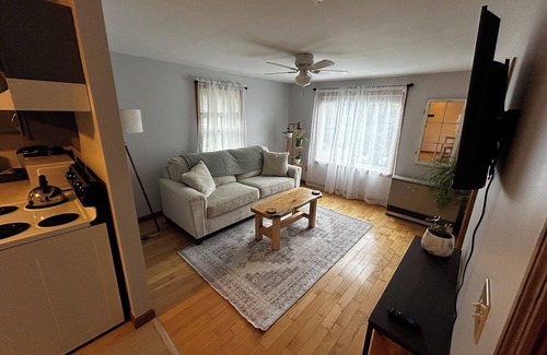 Clarendon Apartment | Cozy One-Bedroom Retreat with Mountain Views in charming Clarendon