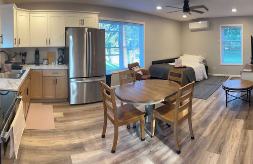 Elizabethtown Apartment | Cozy One-Bedroom Loft Above Garage in Elizabethtown with Sauna
