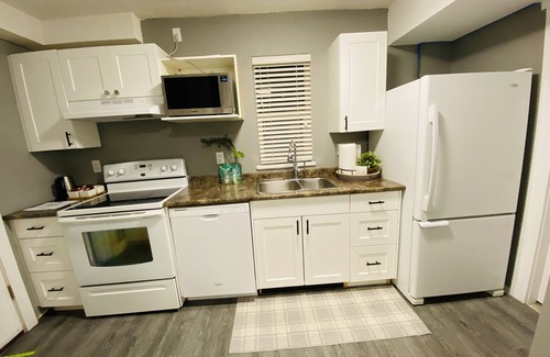 Sardis House | Cozy one bedroom with a large living area&backyard