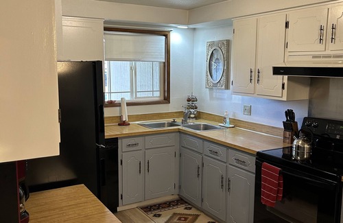 Bethel-Danebo House | Cozy Oregon home located close to airport and all local nattractions .