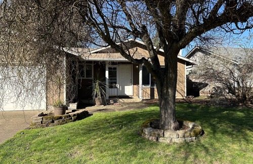 Bethel-Danebo House | Cozy Oregon home located close to airport and all local nattractions .