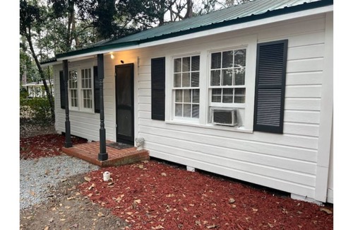 Valdosta House | Cozy & Peaceful Cottage near SGMC, VSU, Down town