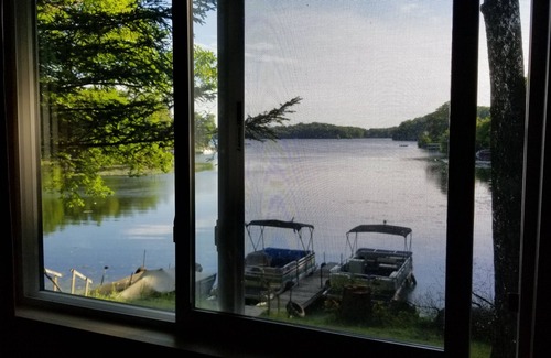 Birchwood Cabin | Cozy Pet Friendly 1 Bedroom Cabin on the water with 1 Boat Slip Included.