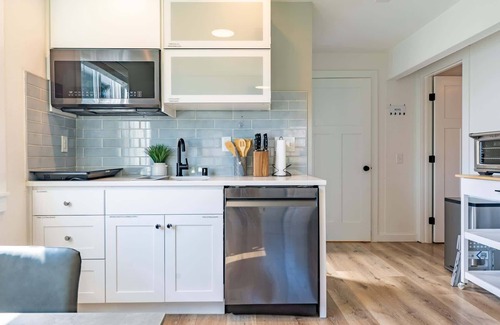 Greenwood House | Cozy Pet friendly Downstairs Retreat in Seattle