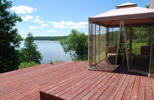 Guerin Cottage | Cozy & Pet-friendly Lakefront Cottage