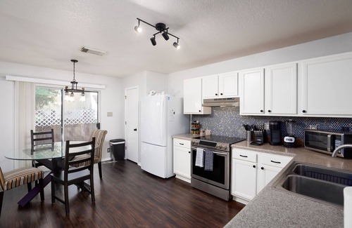 North San Antonio - SAT House | Cozy Pet-Friendly Retreat l Family Friendly Haven