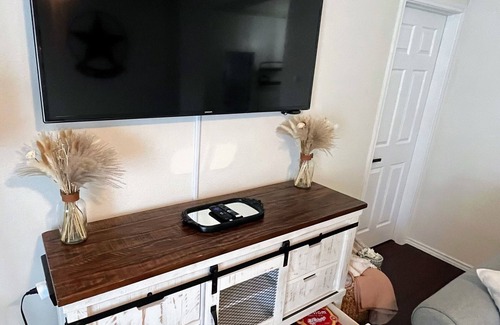 Temple House | Cozy, pet friendly Texan home/walk to restaurants!/King Bed w/workspace