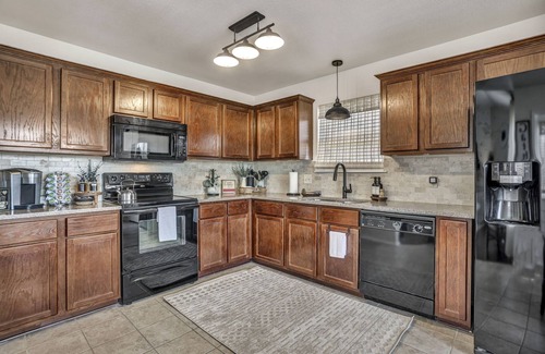 Temple House | Cozy, pet friendly Texan home/walk to restaurants!/King Bed w/workspace