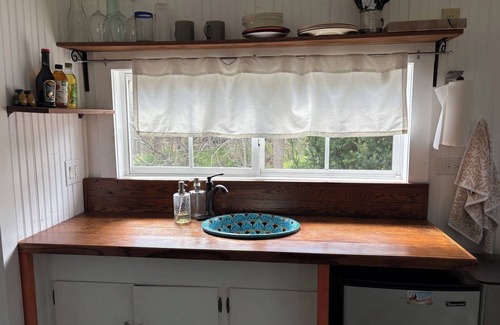Leicester Cottage | Cozy Private cottage in Asheville with WiFi, AC- minutes to fun!