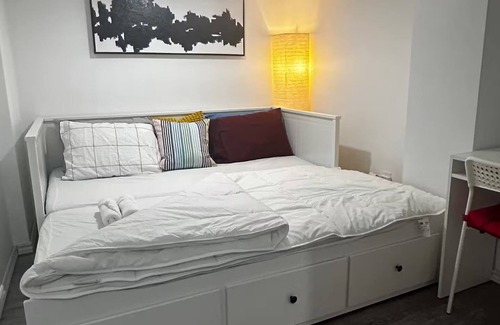 Ajax House | Cozy Private Den in Ajax