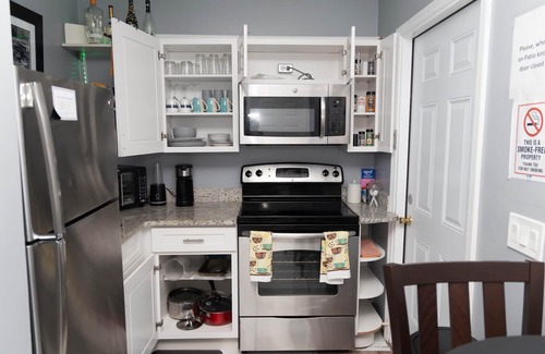 Fairvilla House | Cozy Private Entry Apt w/Full Size Kitchen