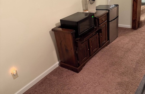 Blue Ridge Summit Apartment | Cozy private in law suite in charming Blue Ridge Summit with AC, WiFi,Smart TV.