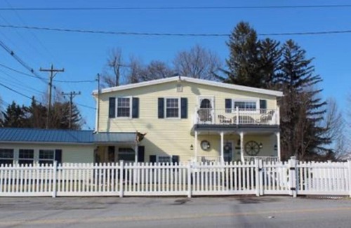 Blue Ridge Summit Apartment | Cozy private in law suite in charming Blue Ridge Summit with AC, WiFi,Smart TV.