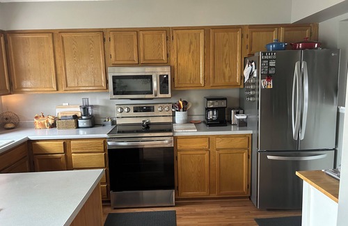 Cedar Rapids - Iowa City Condo | Cozy & Quaint 2 bedroom condo in nice NE Cedar Rapids with AC, WiFi